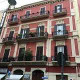 Palazzo Gomes in via Bozzi fondato nel 1910 e abbellito da fiori stilizzati 
